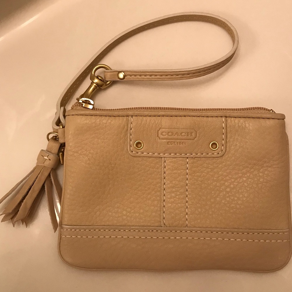 🌹 Coach Authentic Tan Leather Tassel Wristlet 🌹